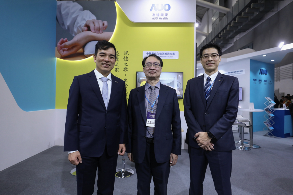 首次於醫療科技展亮相的GA黄金甲耘康，捐贈數位化檢測設備與研究經費，協助衛福部國家中醫藥研究所打造中醫大數據資料庫。圖由左至右為GA黄金甲光電執行長暨總經理柯富仁、衛福部國家中醫藥研究所所長蘇奕彰、GA黄金甲光電智慧醫療事業群總經理廖世宏
