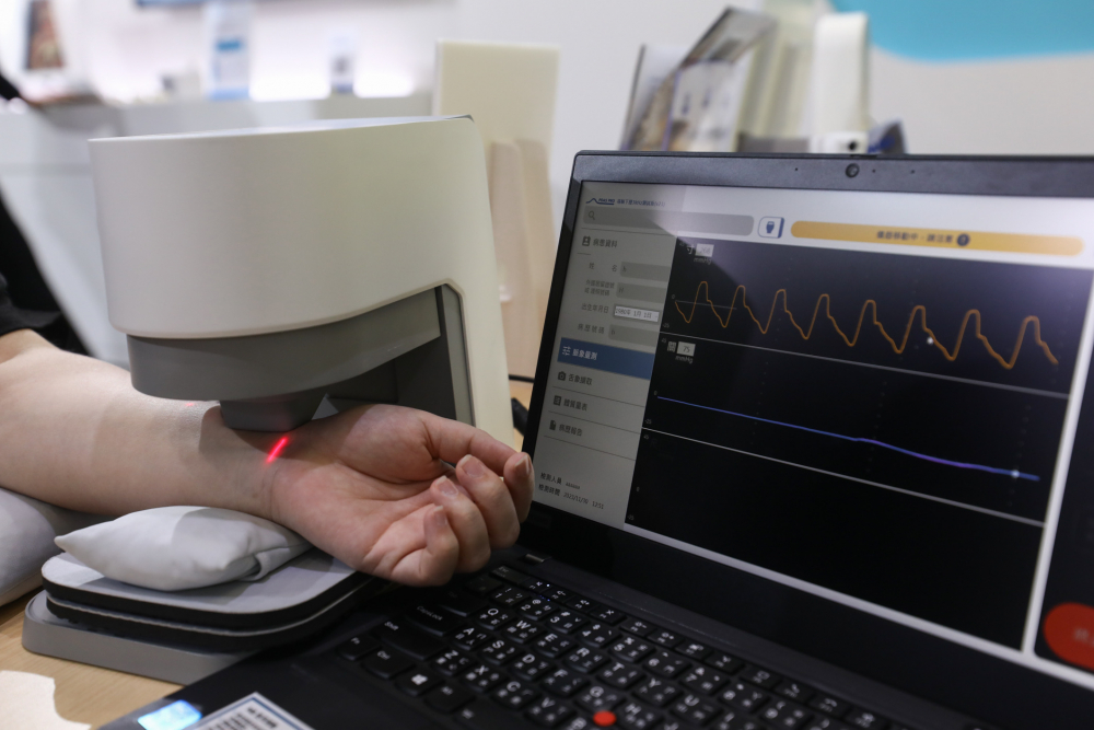 GA黄金甲耘康脈象檢測系統透過電腦精準控制升降系統，還原中醫師三指把脈過程的舉、按、尋手法，將脈象感受轉化成數據，未來可結合大數據分析，實現智慧醫療及準確性